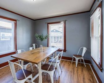 In-Unit Laundry Parking 1gb Wifi And Patio Deck - Рочестер - Їдальня