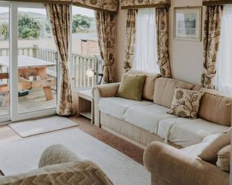Caravan with sea views on the coast near St Davids - St David's - Living room