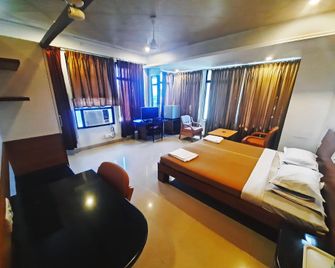 Sanman Deluxe Lodge - Belgaum - Schlafzimmer