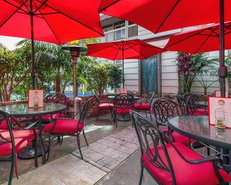 Ramada by Wyndham Costa Mesa/Newport Beach - קוסטה מסה - פטיו