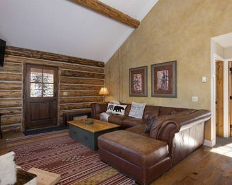 Relax & Adventure! True Ski-in/ski-out, Cozy Cowboy Heaven Cabin, Hot Tub, Views - Big Sky - Living room