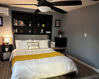 Cozy Studio For Couples - Port Richey - Bedroom
