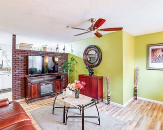 3 Mi to Dtwn Asheville: Duplex w/ Spacious Yard! - Asheville - Wohnzimmer