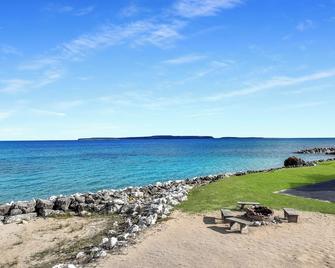 Bayview Lakefront Inn - Saint Ignace - Playa