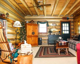 All season getaway. Relax at The 'Wilberness' Log Cabin close to Rocky Fork Lake - Hillsboro - Sala de estar