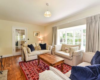 Farthings by inspirestays.com - a cottage with pool that sleeps 9 guests (6 adults max) in 4 bedroom - West Wittering - Living room