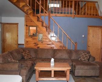 If you love the quiet outdoors and love the nature you will love this cabin. - Ulster - Living room