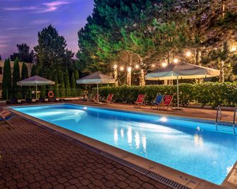 Novotel Warszawa Airport - ורשה - בריכה