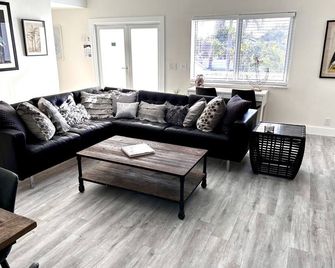 Unit 2B 3 Bedroom / 3 Bath Penthouse Sleeps 10 - Lauderdale-by-the-Sea - Salon