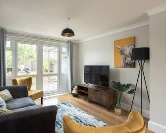 Stylish & Spacious 3br Home With Private Driveway - Bletchley - Living room