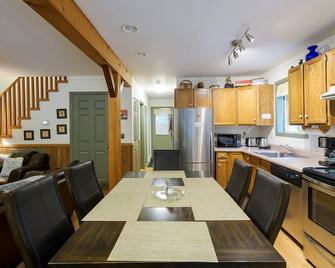 2-Story Chalet, clean, 3Br \/ 2Ba in Snowline, best rates, WiFi and Hot Tub - Glacier - Kitchen