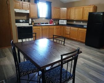 20 Acre Farm - Goats, Fresh Eggs & Free Movies - Oxford - Cocina
