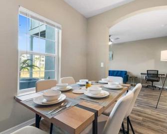 Chic 2 Bd/2 Ba Condo: Serene Escape In Melbourne - Melbourne - Yemek odası