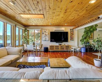 Waterfront Home On White Lake Near Bethe - White Lake - Living room