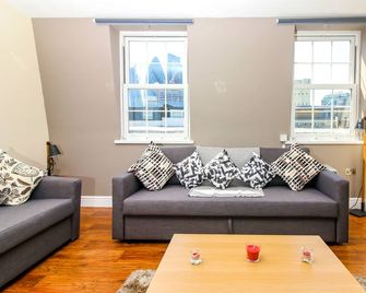 City view flat @ Liverpool st. - London - Living room