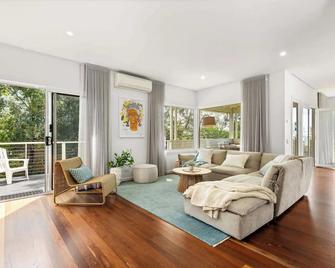 Luxury 4 BDR beach home with sea views - sleeps 12 - Torquay - Obývací pokoj