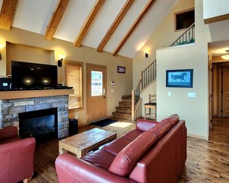 La Casa Cottage #122 PF-Gorgeous 2 BR & Loft Lake view Cottage on Lake Okanagan - Kelowna - Living room