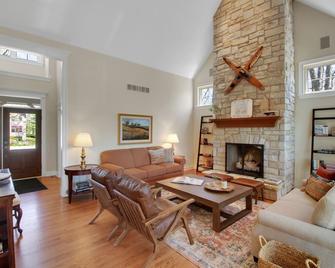 Spacious, family-friendly, and amenities galore! - Fontana-On-Geneva Lake - Sala de estar