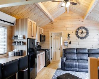 4pinescamp : Stargazing +direct Atv Trail Access - Galeton - Sala de estar