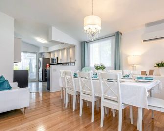 Riverfront Private Pool House | BBQ|Max 10 guests| 5 Beds|Team building - Châteauguay - Dining room