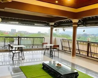 Nam Phuong Riverside Villa - Hué - Balcón