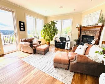 Hilltop Hideaway with panoramic view - Hancock - Sala de estar