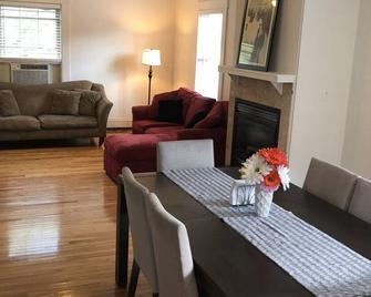 A charming modern suburban 3 bedroom condo close to Boston - Stoneham