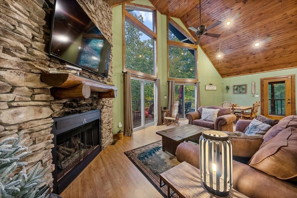 The Cozy Nolin Cabin in Mammoth Cave, KY makes for the Perfect Lakefront Getaway - Mammoth Cave - Living room