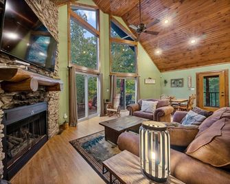 The Cozy Nolin Cabin in Mammoth Cave, KY makes for the Perfect Lakefront Getaway - Mammoth Cave - Living room