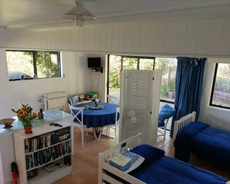 Beachfront property,family friendly accommodation with great views - Tokomaru Bay - Living room
