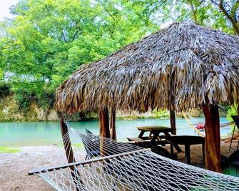 Charming, Comfy Cabin on the San Marcos River! - Luling - Вигляд зовні