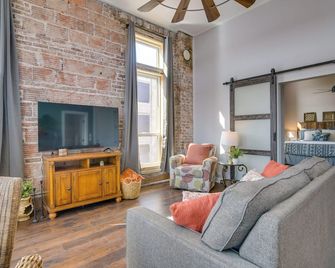 Loft-Style Apt in Dtwn Monett Pets Welcome! - Monett - Sala de estar