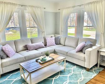 Happy Bungalow. Cozy Historic Charmer- Walk to Town, Parks and Trails! - Auburn Hills - Living room
