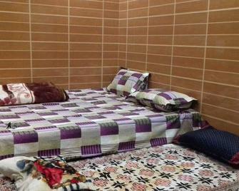 Posh foreigners area, cream location, very safe for females, plush green area - Noida - Bedroom
