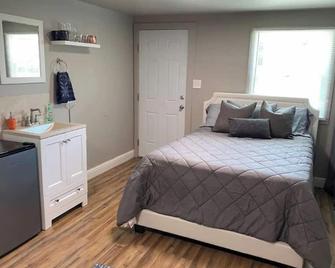 Newly Remodeled!!! Destination Downtown Lodi Cabana - Lodi - Bedroom