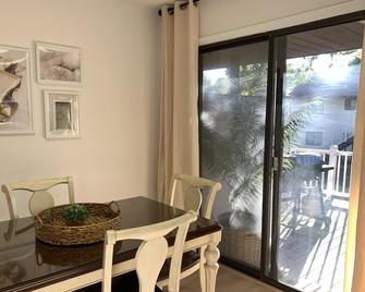 Newly renovated, relaxing space close to U of I and hospitals- high speed WiFI - Urbana - Dining room