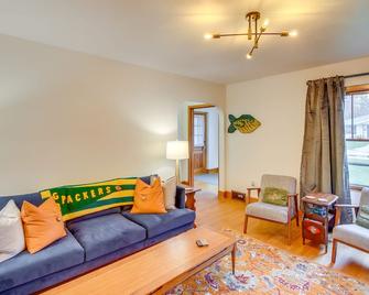 Waterfront Shawano Vacation Rental w/ Patio! - Shawano - Вітальня