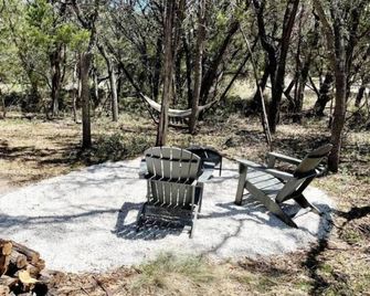 Dreamers Cozy Cabin - Leakey - Patio