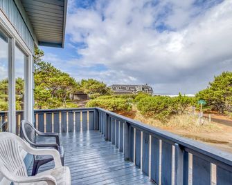 Charming Oceanview Home, Beach Access Across the Street & Located in Village - Neskowin - Balcón