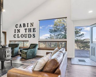 A Cabin in the Clouds: Peaceful Mountain Retreat w/ Hot Tub & Spectacular Views! - Golden - Living room
