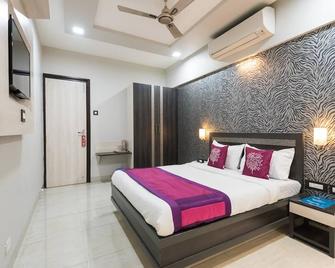 Oyo 2917 Deccan - Pune - Bedroom