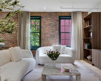 Mercer-2 Bedrooms 2bath- Free parking - Montreal - Living room