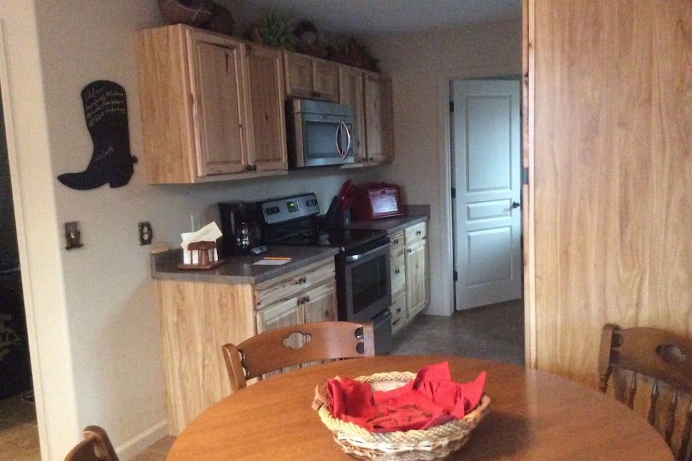 Other view of Casita 3 blocks from downtown! Very clean !