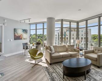 Global Luxury Suites Bethesda Chevy Chase - Bethesda - Living room
