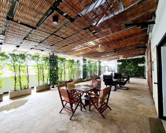 The 8 Factory Hotel Phitsanulok - Phitsanulok - Innenhof