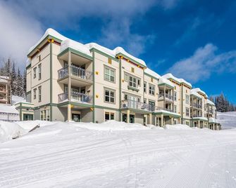 Ground floor Creekside Condo with direct trail access - Pet Friendly ! - Lumby - Building