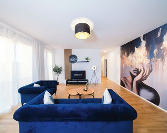 Kocasa-Apartments 03, City-Center Böblingen, Stellplatz, Balkon - Böblingen - Living room