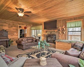 Douglas Lake Cabin w/ Mountain-view Deck & Grill - White Pine - Sala de estar
