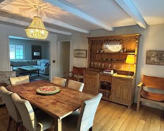 Cozy Home on 17 acres in W Stockbridge. Close to the Pike, Slopes, Tanglewood - West Stockbridge - Dining room
