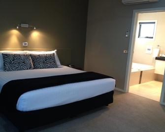 Deeluxe Riverspa Apartments - Moama - Bedroom